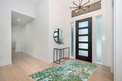 SAFAVIEH Madison Collection Area Rug - 5'3" x 7'6", Green & Turquoise, Boho Abstract Distressed Design, Non-Shedding & Easy Care, Ideal for High Traffic Areas in Living Room, Bedroom (MAD425Y) in Modern White Entryway