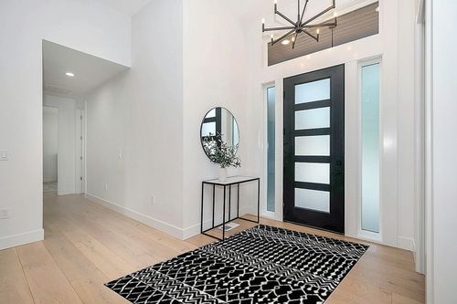 SAFAVIEH Tulum Collection Area Rug - 5'3" x 7'6", Black & Ivory, Moroccan Boho Distressed Design, Non-Shedding & Easy Care, Ideal for High Traffic Areas in Living Room, Bedroom (TUL270Z) in Modern White Entryway