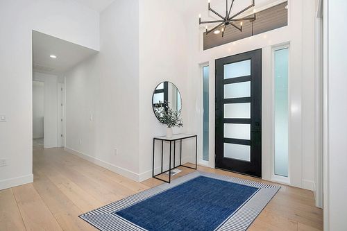 nuLOOM 5' x 8' Outdoor Area Rug, Casual Design With Striped Border, Stain Resistant, Highly Durable, For Patio, Balcony, Bedroom, Living Room, Dining Room, Bathroom, Navy in Modern White Entryway