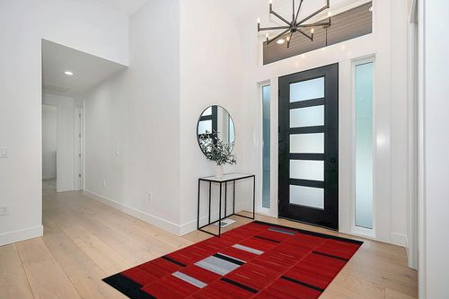 SAFAVIEH Kilim Collection Area Rug - 5' x 8', Red, Handmade Flat Weave Wool, Ideal for High Traffic Areas in Living Room, Bedroom (KLM814A) in Modern White Entryway