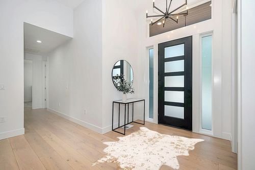 nuLOOM Iraida Contemporary Faux Cowhide Area Rug, 5' x 6' 7", Off-white in Modern White Entryway