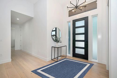 Akeira Power Loom Blue Rug Ebern Designs Rug Size Rectangle 5' x 7' in Modern White Entryway