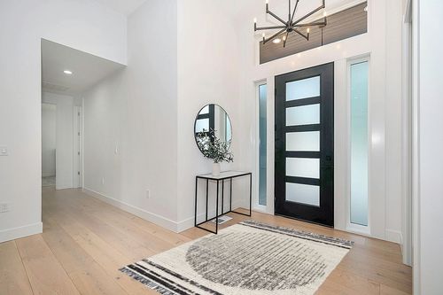 Jamar Black/White Area Rug Foundstone Rug Size: Rectangle 5'3" x 7' in Modern White Entryway