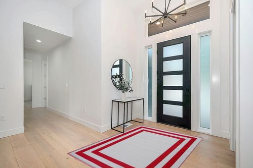 Playa Outdoor Rug - Crease-Free Recycled Plastic Floor Mat for Patio, Camping, Beach, Balcony, Porch, Deck - Weather, Water, Stain, Lightweight, Fade and UV Resistant - Paris- Red & White (5'x7') in Modern White Entryway
