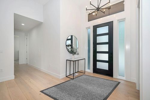 Tommy Bahama Marlin Transitional Indoor/Outdoor Area Rug, Black, 5'3"x7'3" in Modern White Entryway