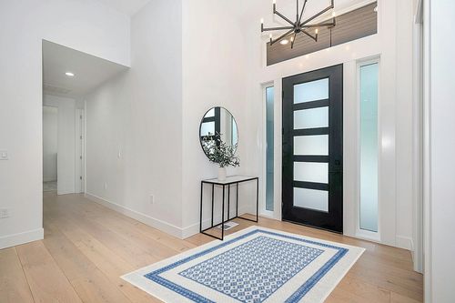 HomeRoots 5' X 7' Navy Blue Geometric Dhurrie Area Rug in Modern White Entryway