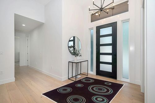 Linon RUG-TARD1057 Trio Collection & Spa Blue Chocolate, 5 x 7 in Modern White Entryway