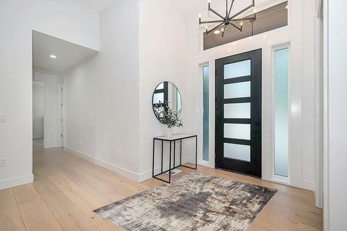 LUXE WEAVERS Euston Gray 5 x 7 Abstract Modern Area Rug in Modern White Entryway
