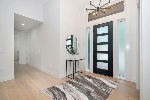 LUXE WEAVERS Lagos Collection 7983 Grey 5x7 Art Deco Area Rug in Modern White Entryway