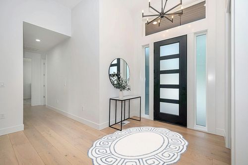 SAFAVIEH Novelty Collection Area Rug - 4'6" x 6'6" Oval, Ivory & Blue, Handmade Wool, Greek Key Border Design, Ideal for High Traffic Areas in Living Room, Bedroom, Dining (NOV109A-4OV) in Modern White Entryway