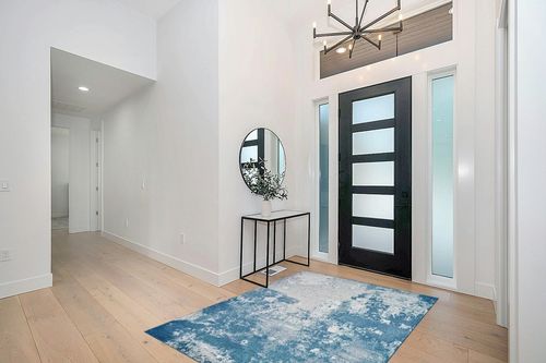 LUXE WEAVERS Abstract Blue 5x7 Area Rug in Modern White Entryway