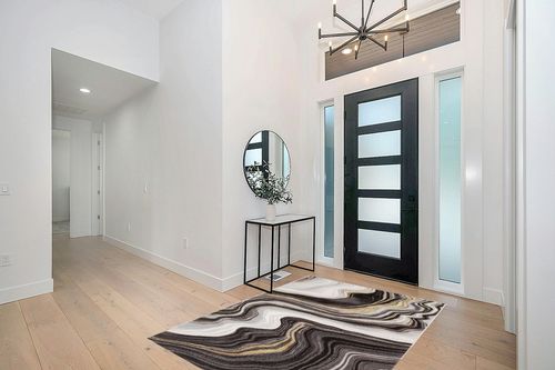Well Woven Werrick Grey & Gold Striated Marble Pattern Area Rug (5'3" x 7'3") in Modern White Entryway