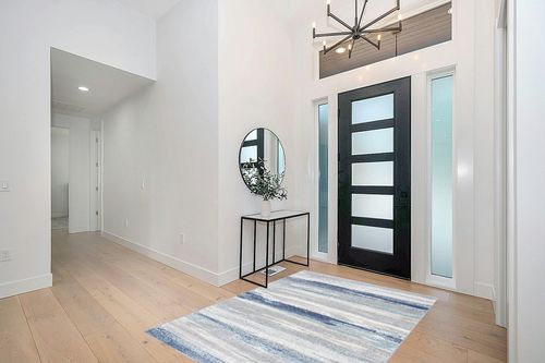 LUXE WEAVERS Tower Hill Abstract Blue 5x7 Area Rug in Modern White Entryway