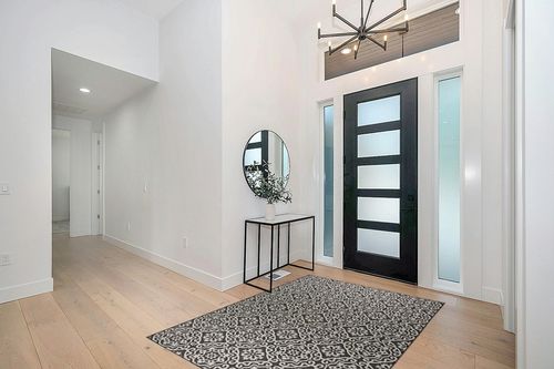 Nicole Miller New York Patio Country Danica Transitional Geometric Indoor/Outdoor Area Rug, Black/Grey, 5'2"x7'2" in Modern White Entryway