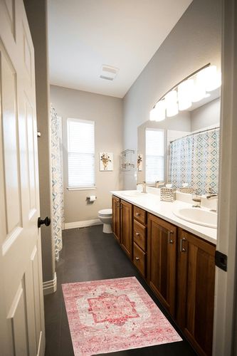 nuLOOM Harriet Vintage Medallion Fringe Accent Rug in Wooden and Grey Bathroom