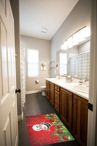 Christmas Rugs Fluffy Bath Rugs, Red Christmas Snowman Bathroom Rug Kitchen Rug Soft Fuzzy Mat Carpet ShaggyShower Rug Water Absorbent in Wooden and Grey Bathroom