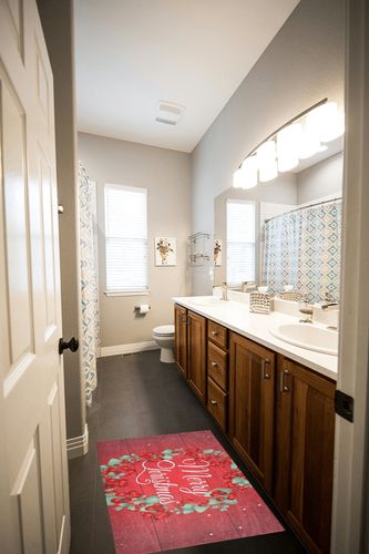 Christmas Rugs Fluffy Bath Rugs, Merry Christmas Wreath Red Bathroom Rug Kitchen Rug Soft Fuzzy Mat Carpet ShaggyShower Rug Water Absorbent in Wooden and Grey Bathroom
