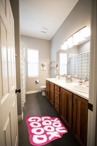 DyeFury ???????????????????? ????????" ????????????" You Look Good Bath Mat Hot Pink,Cute Bathroom Rugs for Girls Fun Funny Funky Cool Rug Bedroom Pink Preppy Bathroom Decor Hello Beautiful Gorgeous Bath Rugs for Women in Wooden and Grey Bathroom