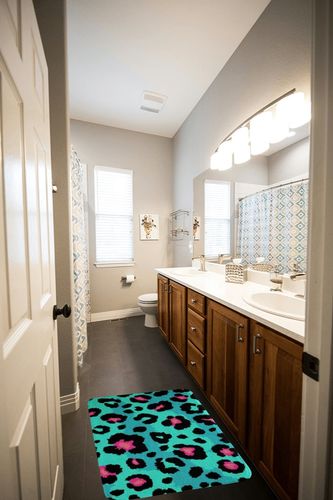 spefrowx Kids Turqoise Cheetah Print Bathroom Mats Black Pink Leopard Print Bath Carpets, Woodland Jungle Wildlife Floor Mats Cheetah Fur Bathroom Rugs, Wild Safari Animal Non Slip Shower Rugs Fluffy in Wooden and Grey Bathroom