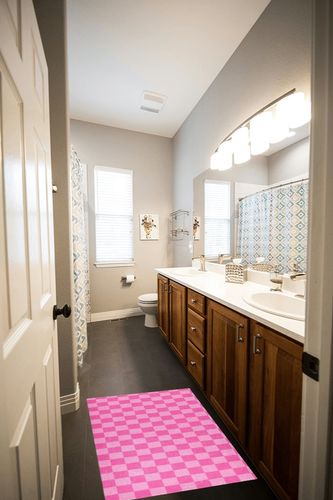 Pink Checkered Bathroom Rugs Fluffy Absorbent Bath Mat Machine Washable Soft Microfiber Shaggy Kitchen Mat Non Slip Carpet Runner for Kitchen Entryway Laundry Room Decor in Wooden and Grey Bathroom