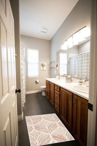 Safavieh Capri Collection Accent Rug - 2' x 3', Ivory & Brown, Handmade Wool, Ideal for High Traffic Areas in Entryway, Living Room, Bedroom (CPR208T) in Wooden and Grey Bathroom