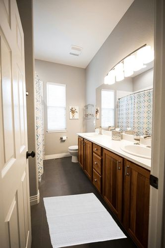 Dash and Albert Herringbone Pearl Grey/White Handwoven Indoor/Outdoor Rug, 2 X 3 Feet, Grey/White Geometric Pattern in Wooden and Grey Bathroom