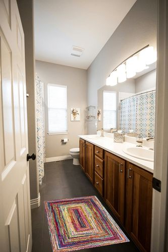 nuLOOM Tammara Bohemian Hand Braided Accent Rug, 2' x 3', Multi in Wooden and Grey Bathroom