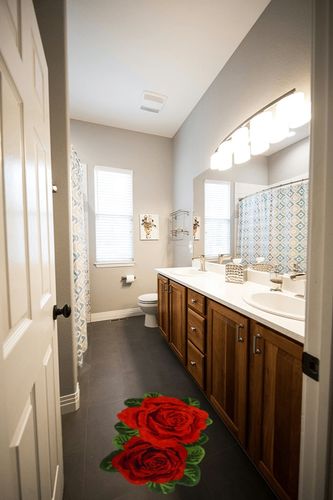 USTIDE Rose Bath Rug 2x3,Red Bathroom Rug Shaggy Flower Shaped Rug Plush Water Absorbent Rug for Kitchen Vanity Bathtub Washable High Pile Flower Doormat in Wooden and Grey Bathroom