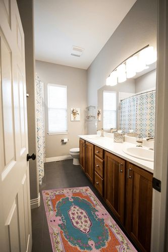SAFAVIEH Bellagio Collection Area Rug - 9' x 12', Blue & Pink, Handmade Medallion Wool, Ideal for High Traffic Areas in Living Room, Bedroom (BLG535M) in Wooden and Grey Bathroom