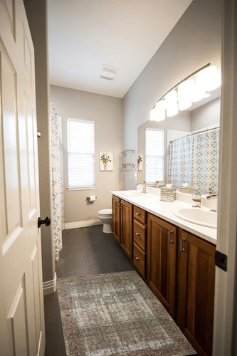 GER-07 Moss / Salmon Accent Rug in Wooden and Grey Bathroom