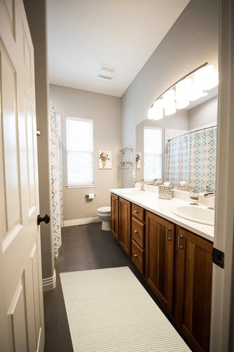 Loloi Amber Lewis x Ojai Ivory/Natural 2'-3" x 3'-9" Accent Rug in Wooden and Grey Bathroom