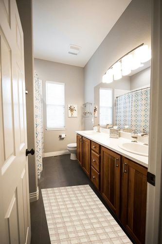 Loloi Chris Loves Julia x Polly Cream/Sand 2'-3" x 3'-9" Accent Rug in Wooden and Grey Bathroom