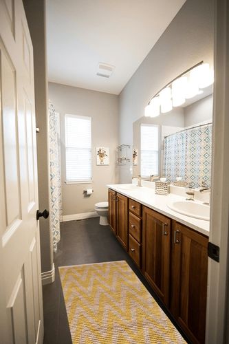 SAFAVIEH Cape Cod Collection Accent Rug - 2'3" x 3'9", Natural & Yellow, Handmade Chevron Cotton & Jute, Ideal for High Traffic Areas in Entryway, Living Room, Bedroom (CAP863F) in Wooden and Grey Bathroom