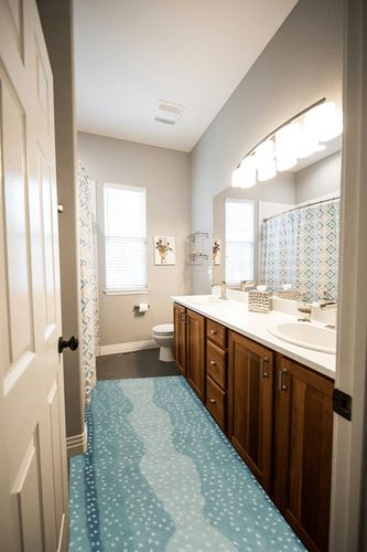 New Antelope Animal Cheetah Porcelain Blue Color Cotemporary Handmade 100% Woollen Area Rugs (2.6x8' Runner) in Wooden and Grey Bathroom