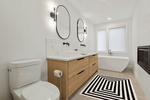 Abani Contemporary Black & Ivory 4' x 6' Area Rug, Contrasting Geometric Modern Stripe Symmetrical Living Room Carpet Rugs in Scandinavian Neutral bathroom