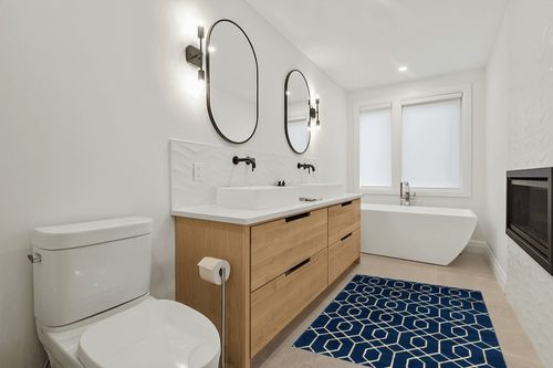 Marilyn Monroe Glam Collection Area Rug - Trellis (4' 1' x 6' 1' Rectangle, Navy Blue Gold/ Gold) in Scandinavian Neutral bathroom
