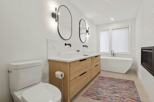 SAFAVIEH Studio Leather Collection 4' x 6' Ivory/Blue STL808A Handmade Mid-Century Modern Leather Area Rug in Scandinavian Neutral bathroom