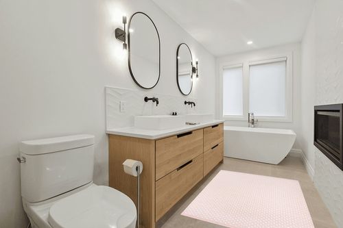 Erin Gates by Momeni Langdon Windsor Pink Hand Woven Wool Area Rug 3'9" X 5'9" in Scandinavian Neutral bathroom