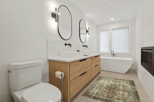 Loloi Magnolia Home by Joanna Gaines x Sinclair Pebble/Taupe 3'-6" x 5'-6" Accent Rug in Scandinavian Neutral bathroom
