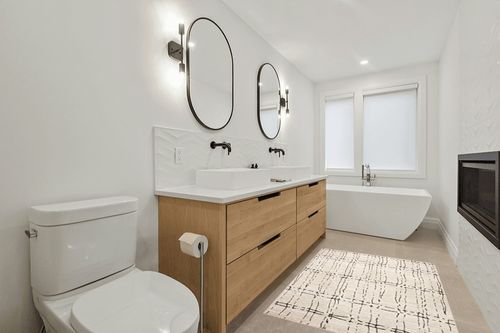 Loloi II Darby Collection DAR-06 Sand/Dk. Grey 4'-0" x 6'-0" Accent Rug in Scandinavian Neutral bathroom