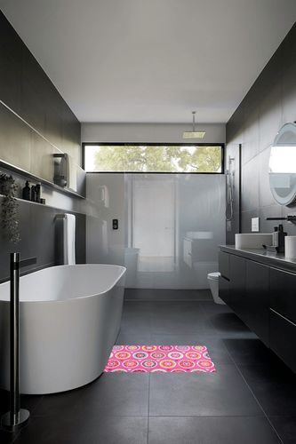Retro Pink Flower Hearts Bathroom Rugs Fluffy Absorbent Bath Mat Machine Washable Soft Microfiber Shaggy Kitchen Mat Non Slip Carpet Runner for Kitchen Bathroom Bathtub Accessories Decor in Black Modern Bathroom