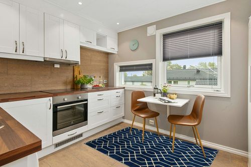 Marilyn Monroe Glam Collection Area Rug - Trellis (4' 1' x 6' 1' Rectangle, Navy Blue Gold/ Gold) in Wood and White Small Kitchen