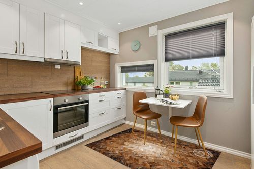Sunshine Cowhides Cowhide Patchwork Area Rug Chevron Brindle Degrade Tricolor 4 x 6' in Wood and White Small Kitchen