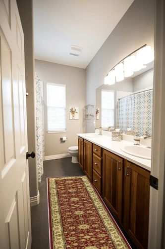 SAFAVIEH Lyndhurst Collection Runner Rug - 2'3" x 6', Red & Ivory, Traditional Oriental Design, Non-Shedding & Easy Care, Ideal for High Traffic Areas in Living Room, Bedroom (LNH212F) in Wooden and Grey Bathroom