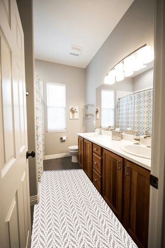 Dash and Albert Kingsley Handwoven Indoor/Outdoor Rug, Runner-2.5 X 8 Feet, Ivory/Blue Geometric Pattern in Wooden and Grey Bathroom