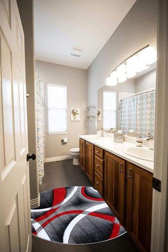 Masada Rugs Sophia Collection Hand Carved Round Area Rug Modern Contemporary Red Grey Black (4 Feet X 4 Feet) Round in Wooden and Grey Bathroom