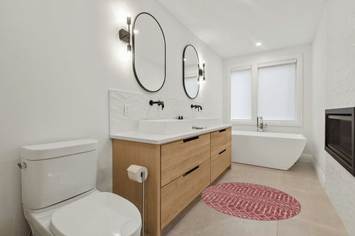 Unique Loom Outdoor Trellis Collection Area Rug - Tribal Trellis (4' 1" Round, Rust Red/ Ivory) in Scandinavian Neutral bathroom