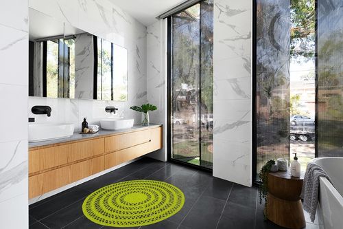 Dash and Albert Bowline Sprout Handwoven Indoor/Outdoor Round Rug, 4' Round Feet, Green Solid Pattern in Modern Black Tiled bathroom