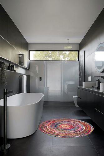 nuLOOM Tammara Bohemian Hand Braided Accent Rug, 4' Round, Multi in Black Modern Bathroom