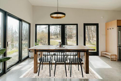nuLOOM Brooke Shag Tasseled Area Rug, 5' 3" x 7' 7", Ivory in Scandinavian Dining Room with Rectangular Table